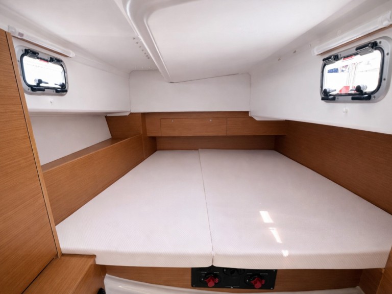 Location à Nettuno - Jeanneau Sun Odyssey 380 sur SamBoat