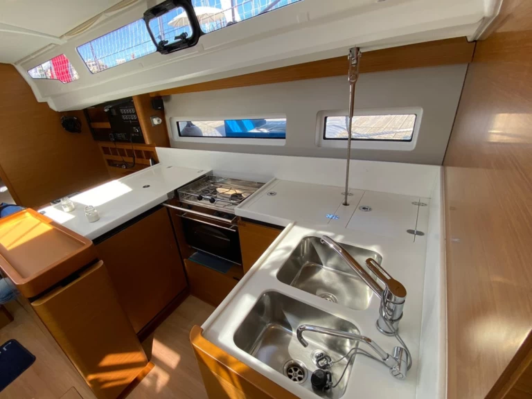 Location bateau Jeanneau Sun Odyssey 440 à Nettuno sur Samboat