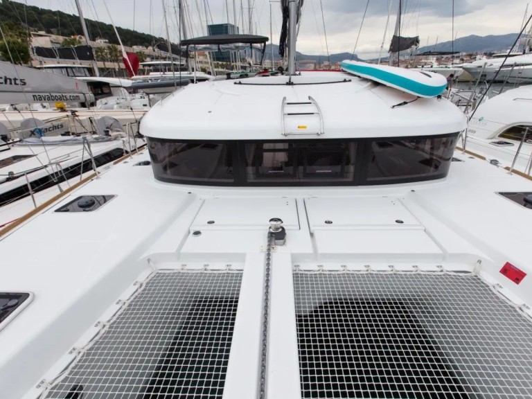 Catamaran à louer à Lávrio au meilleur prix