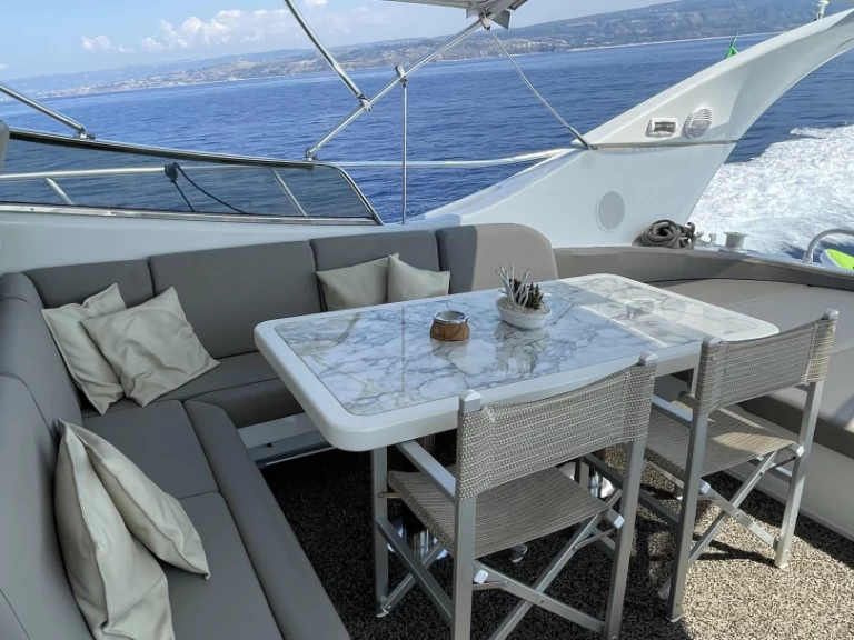 Location bateau Salerne pas cher Mangusta 65