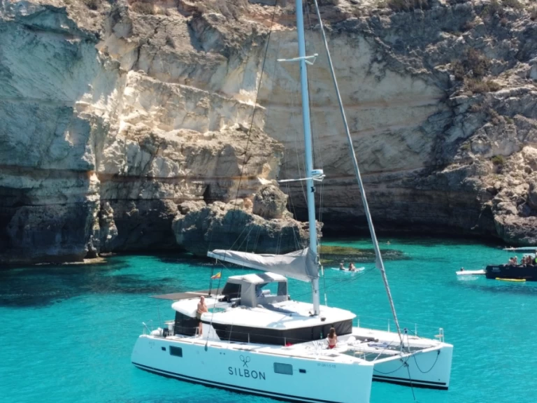 Catamaran à louer à Marina Ibiza au meilleur prix