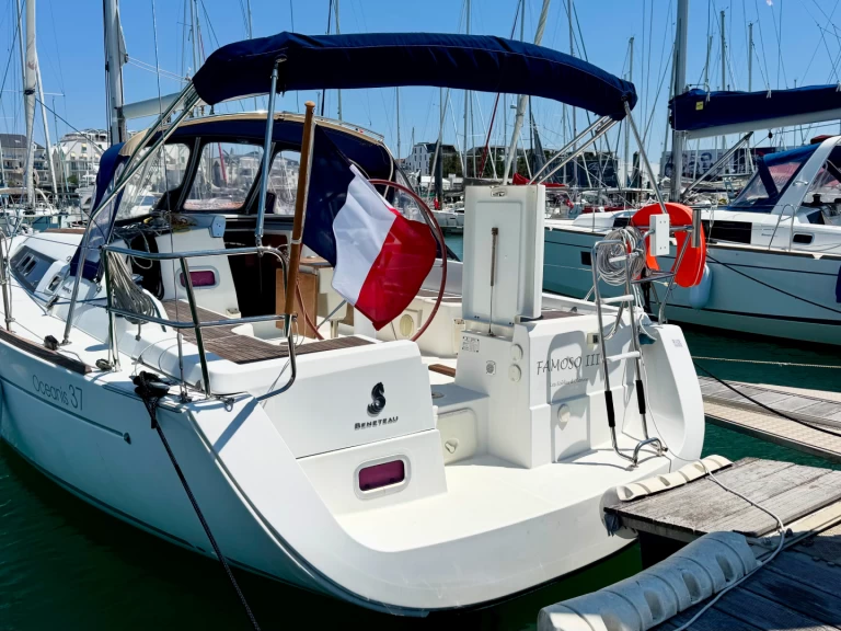 Location bateau Les Sables-d'Olonne pas cher Oceanis 37