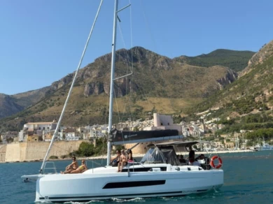 Charter a Dufour Dufour 37 in Castellammare del Golfo on Samboat