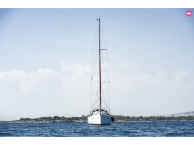 Bénéteau Oceanis 473 między profesjonalistami a osobami prywatnymi w Kallithéa