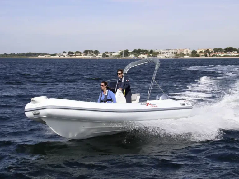 Louer Semi-rigide avec ou sans skipper 4XC à Saint-Florent