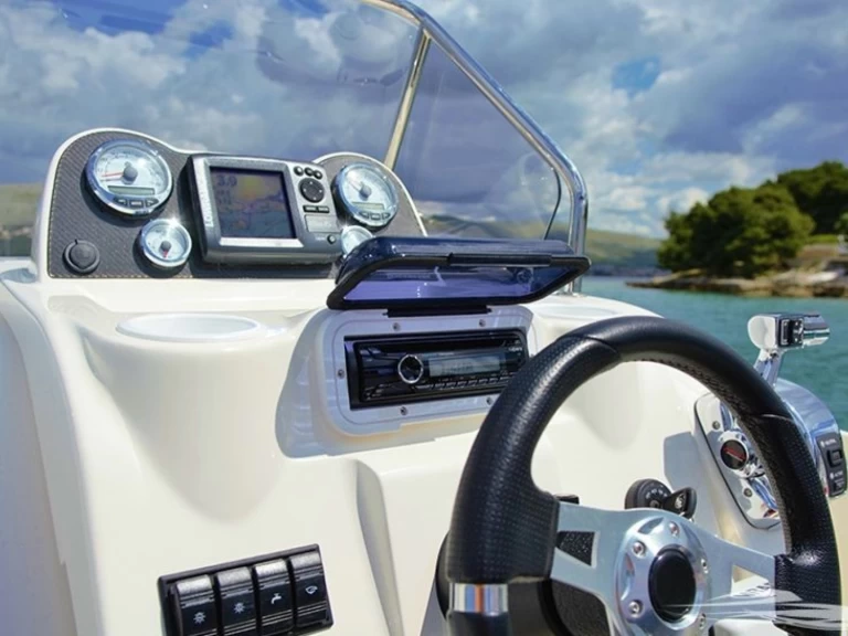 Louez un Quicksilver Quicksilver 675 Activ Open à Trogir