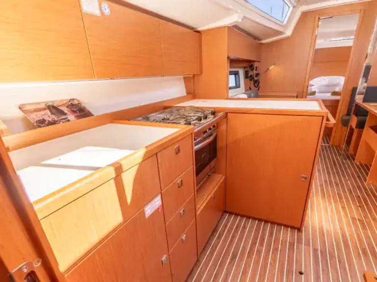 Louez un Bavaria Bavaria C38 à Nikiána