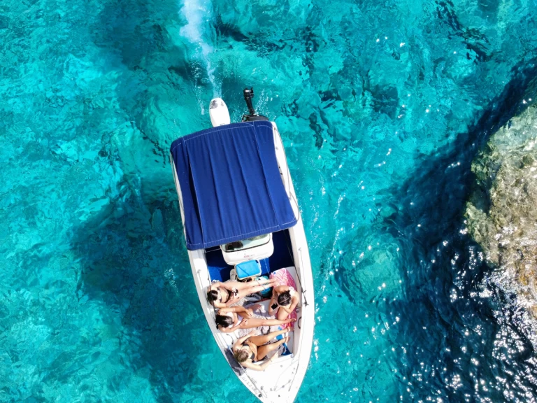 Bateau à moteur à louer à Zakynthos au meilleur prix