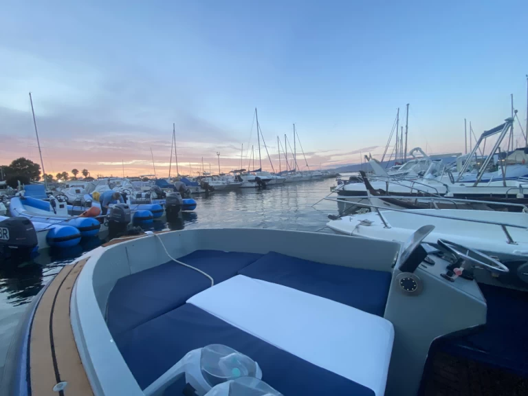 Bateau à moteur à louer à Cagliari au meilleur prix