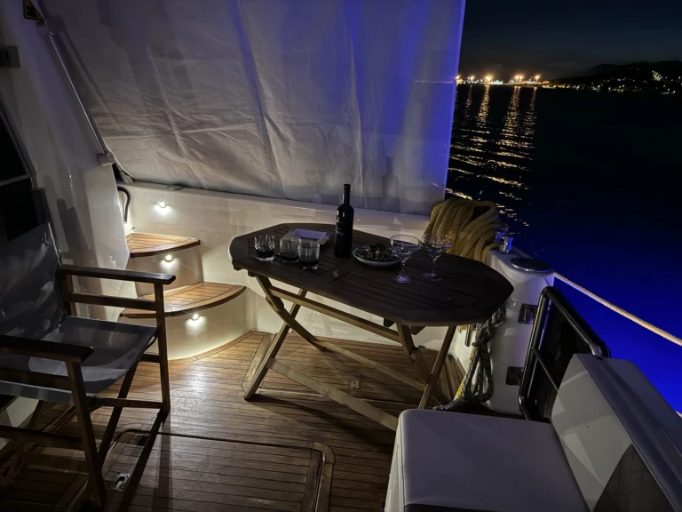 Bateau à moteur à louer à Álimos au meilleur prix