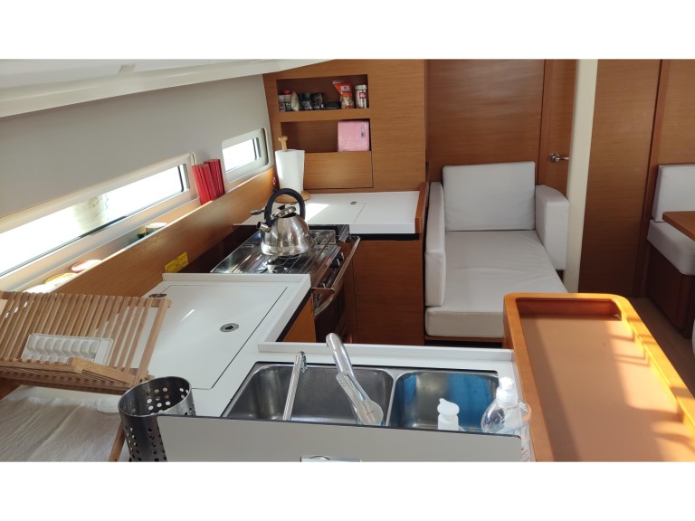 Location bateau Le Pirée pas cher Sun Odyssey 410