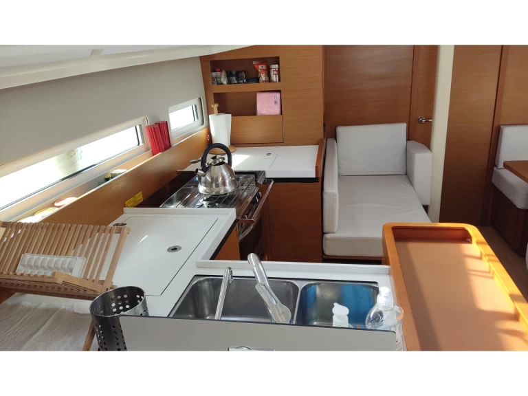 Location bateau Le Pirée pas cher Sun Odyssey 410
