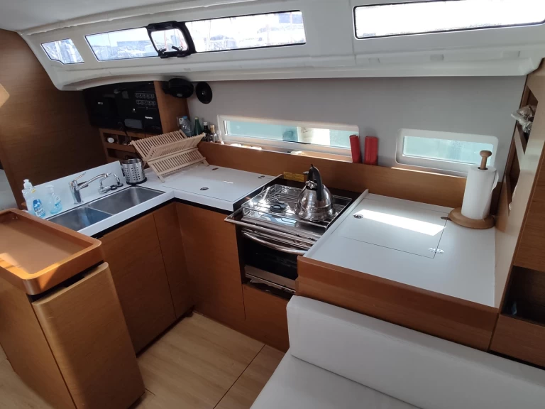 Location bateau Jeanneau Sun Odyssey 410 à Le Pirée sur Samboat