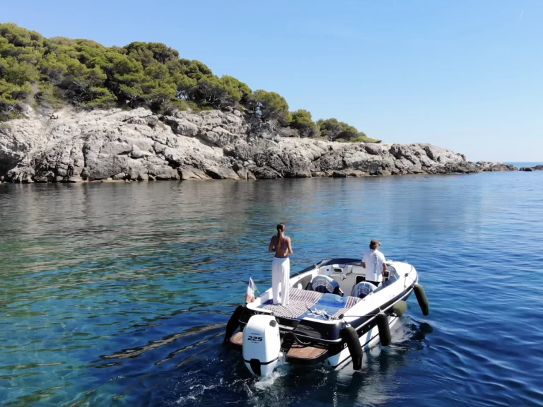 Location Bateau à moteur Tullio-Abbate avec permis