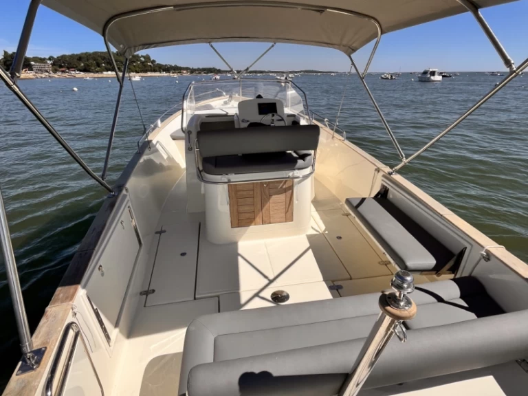 Location Bateau à moteur Rhea avec permis