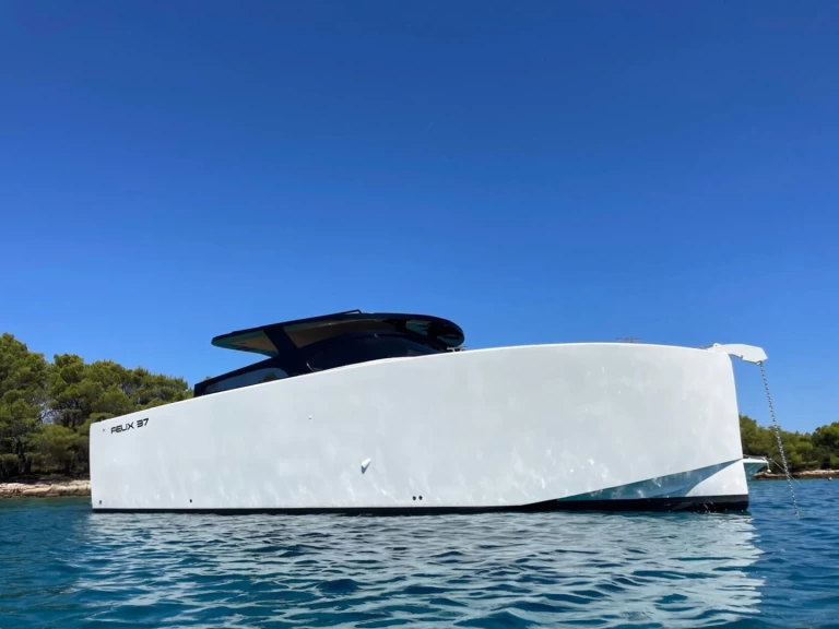 Louer Bateau à moteur avec ou sans skipper Felix 37 à Makarska