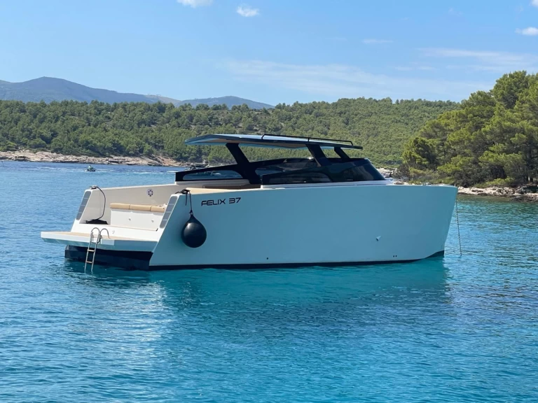 Location Bateau à moteur Felix 37 avec permis