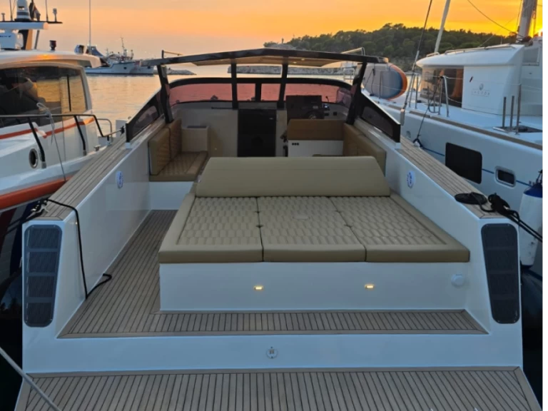 Louer Bateau à moteur avec ou sans skipper Felix 37 à Makarska