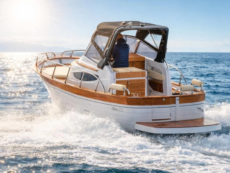 Bateau à moteur à louer à Capri au meilleur prix