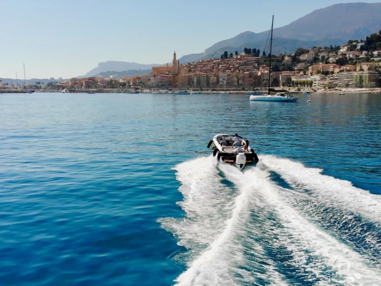 Bateau à moteur à louer à Èze au meilleur prix