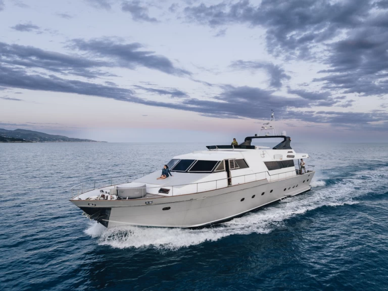 Louez un Canados Canados 90' à Monaco-Ville