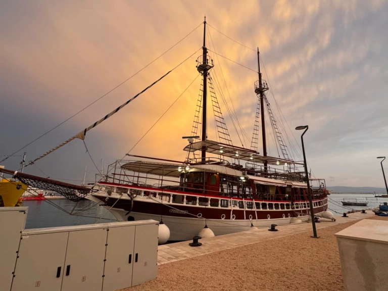 Bateau à moteur à louer à Omiš au meilleur prix