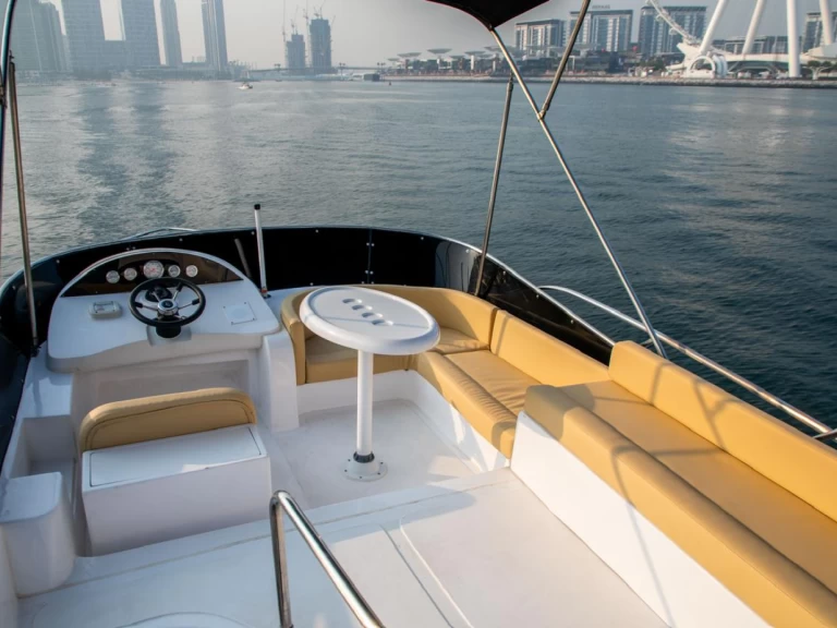 Louer Bateau à moteur avec ou sans skipper Hatteras à Dubai Marina