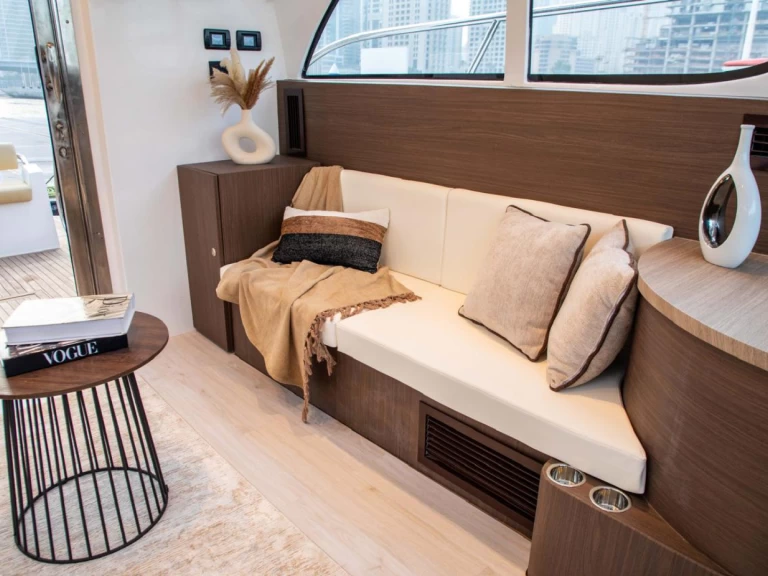 Bateau à moteur à louer à Dubai Marina au meilleur prix