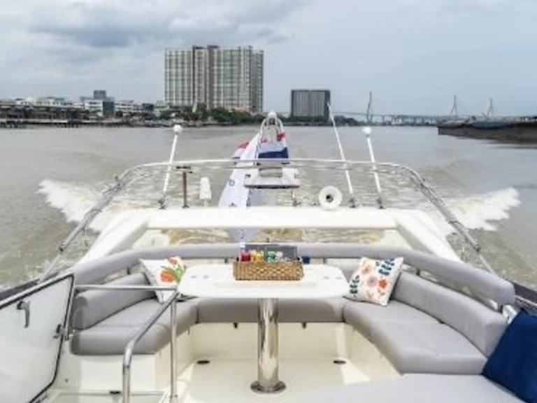 Location Bateau à moteur Ferretti avec permis