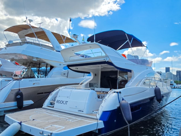 Bateau à moteur à louer à État de Rio de Janeiro au meilleur prix