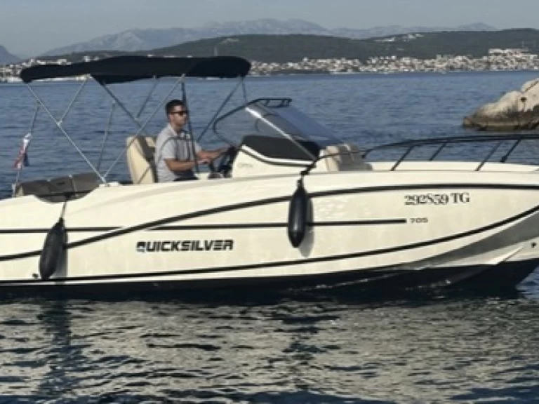 Quicksilver 705 Open a louer à Seget Vranjica