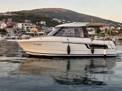 Hire Motorboat Jeanneau with a boat licence