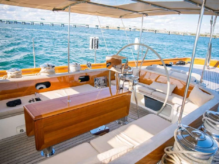 Holland  AURELIUS  a louer à Antigua Island