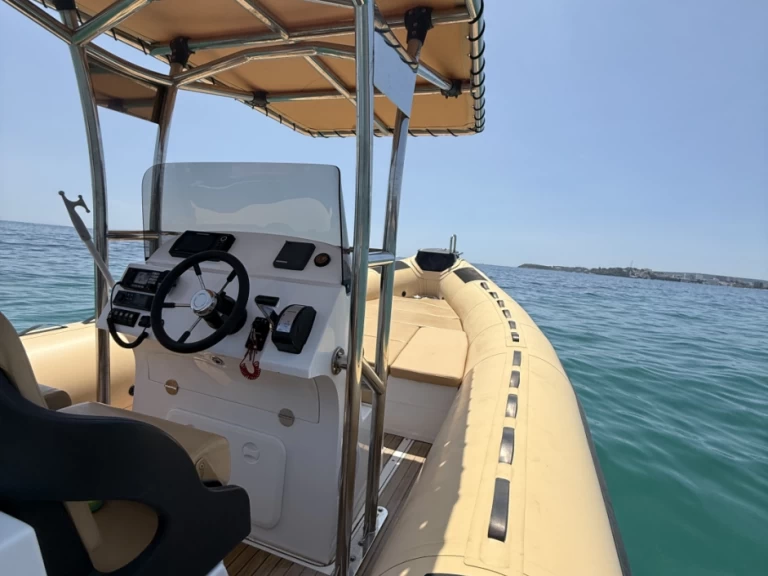 Semi-rigide à louer à Puerto Portals au meilleur prix