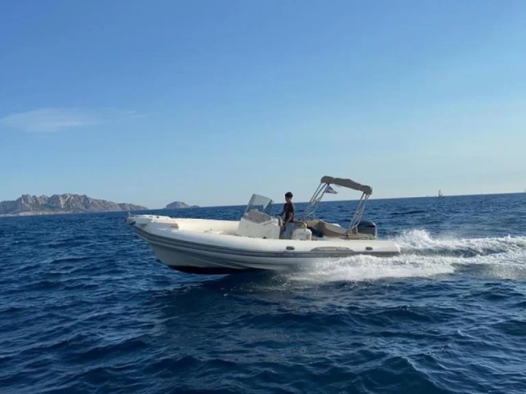 Louer Bateau à moteur avec ou sans skipper Capelli à Marseille