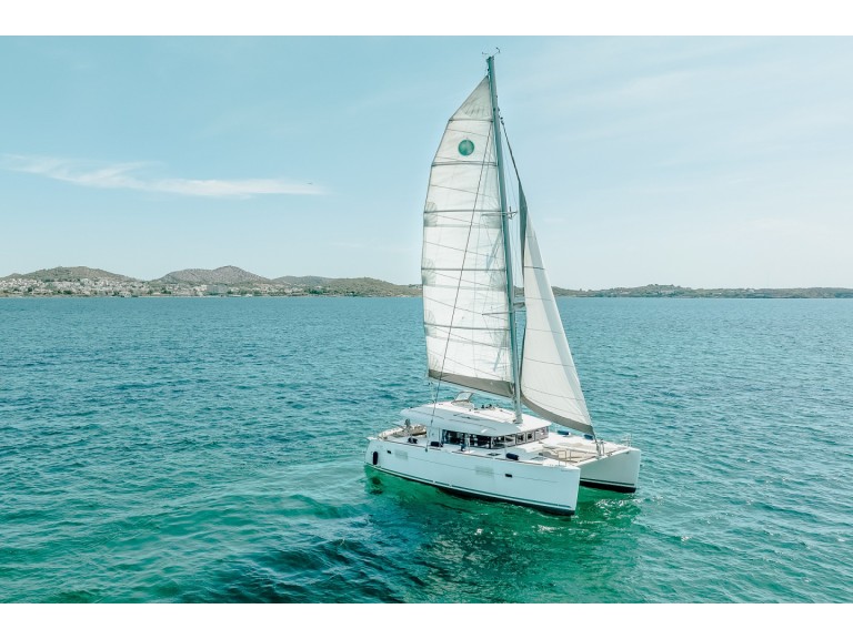 Catamaran à louer à Salamína au meilleur prix