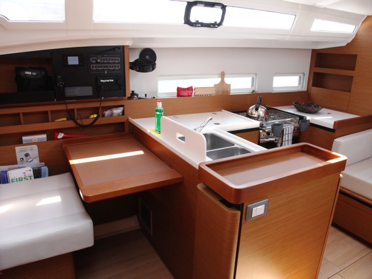 Location bateau Jeanneau Sun Odyssey 410 à Benítses sur Samboat