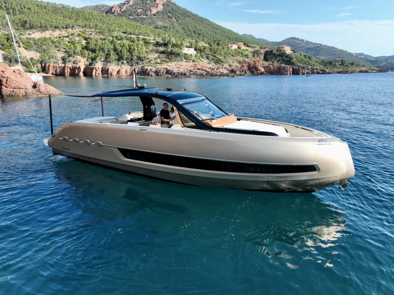 Location Bateau à moteur Invictus  avec permis