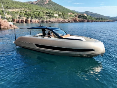 Hire Motorboat Invictus  with a boat licence