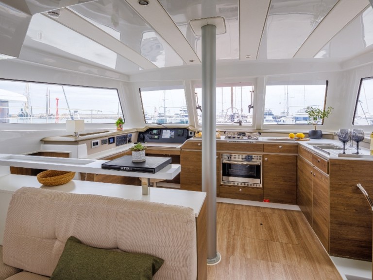 Catamaran à louer à Néa Péramos au meilleur prix