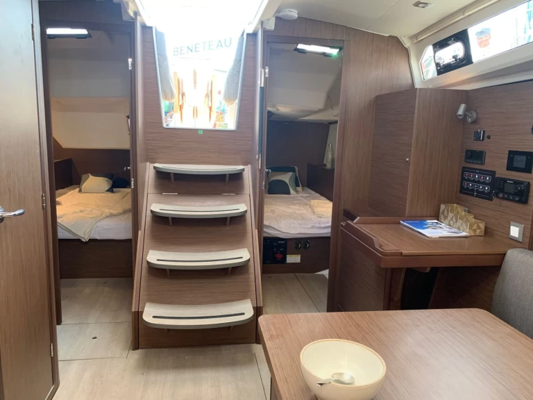 Location bateau Bénéteau OCEANIS 37.1 OCEANIS 37.1 à Port de La Base de Lorient sur Samboat