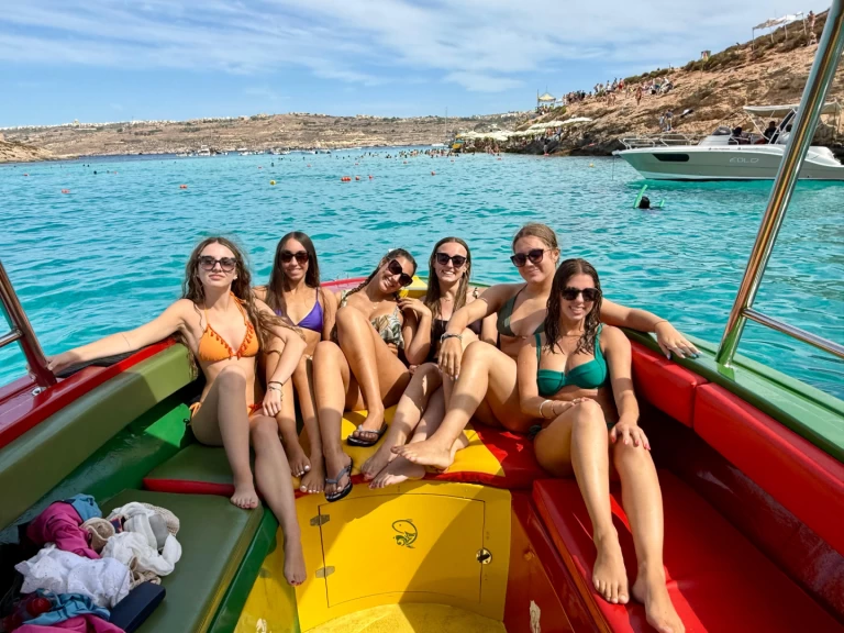 Louez un Coronet motoring à Ċirkewwa