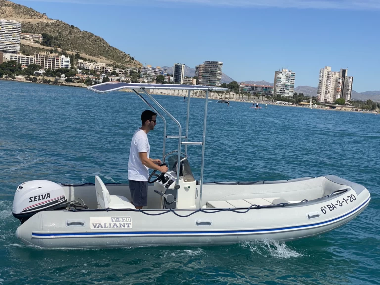 Louer Semi-rigide avec ou sans skipper Valiant à Calp / Calpe