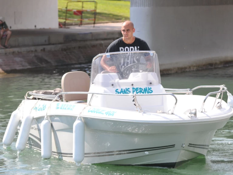 Louer Bateau à moteur avec ou sans skipper Jeanneau à Sète