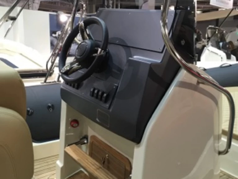 Location Semi-rigide à Hyères - Bsc 70 Sport