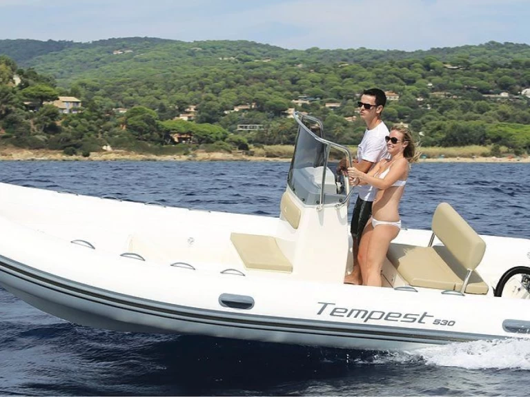 Semi-rigide à louer à Porto-Vecchio au meilleur prix