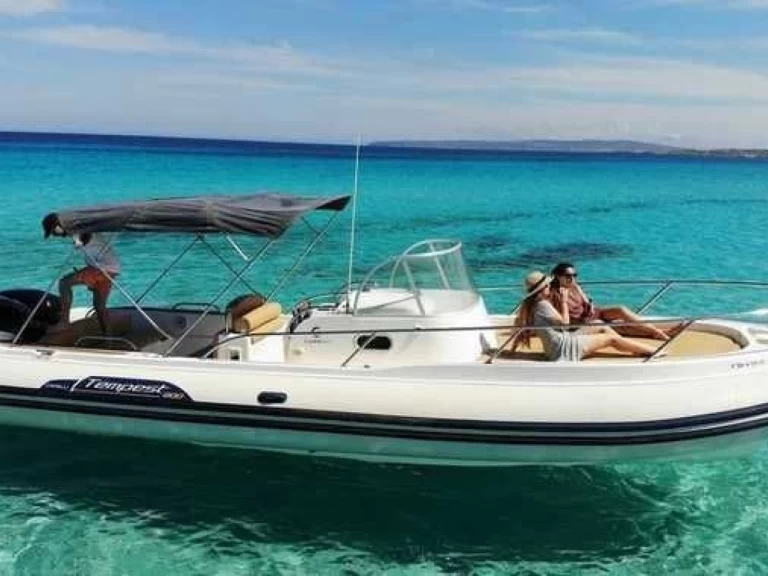 Louer Semi-rigide avec ou sans skipper Capelli à Porto-Vecchio