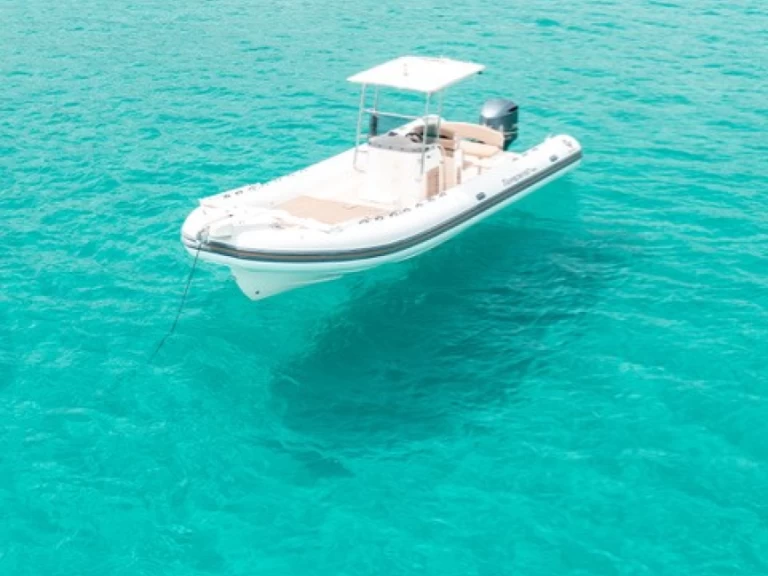 Bateau à moteur à louer à Poltu Quatu au meilleur prix