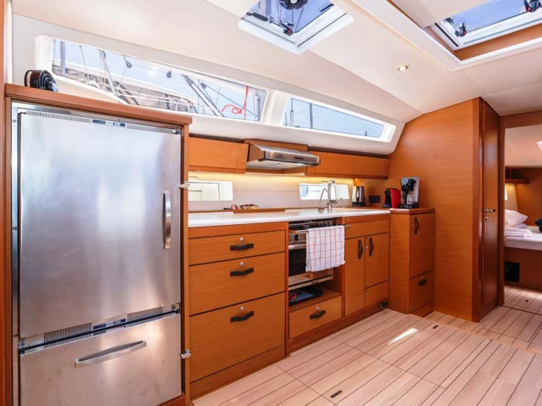 Location bateau Néa Péramos pas cher Jeanneau 54