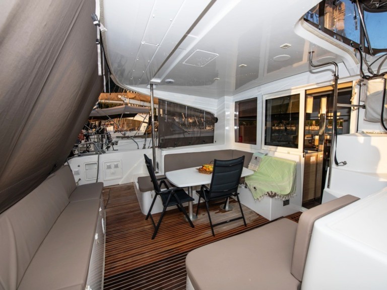 Catamaran à louer à Neo Klima au meilleur prix